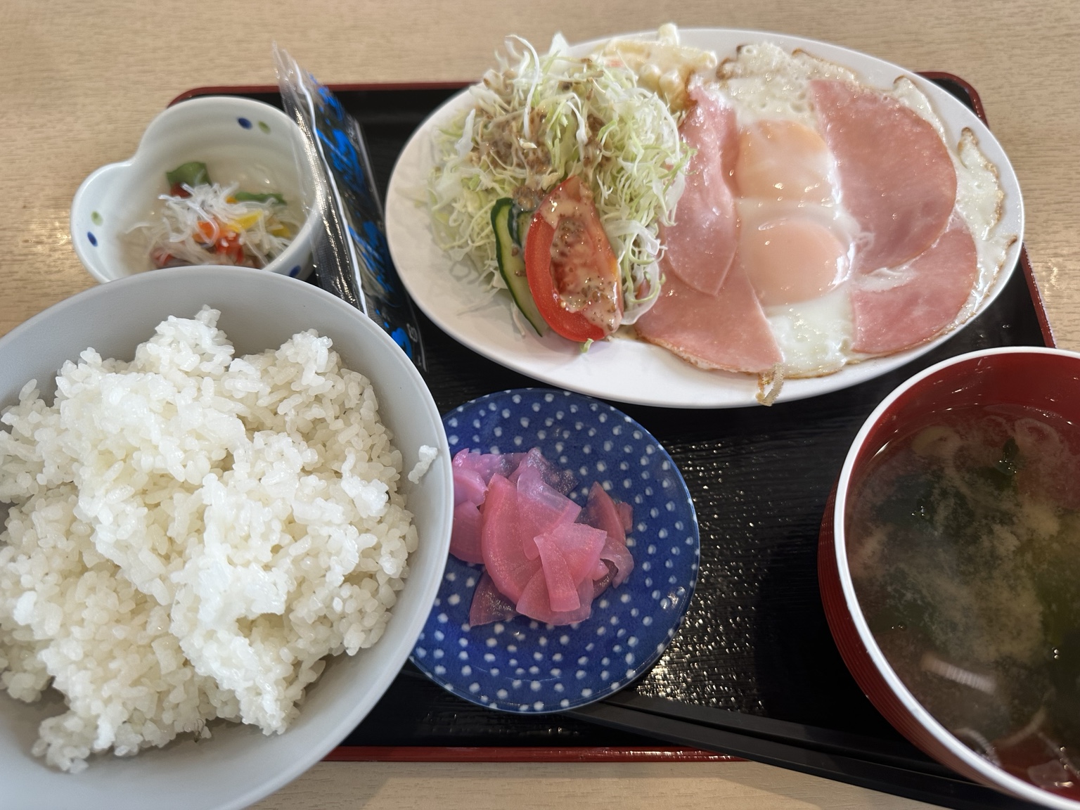食堂｜唐揚げと名物のハムエッグ朝食