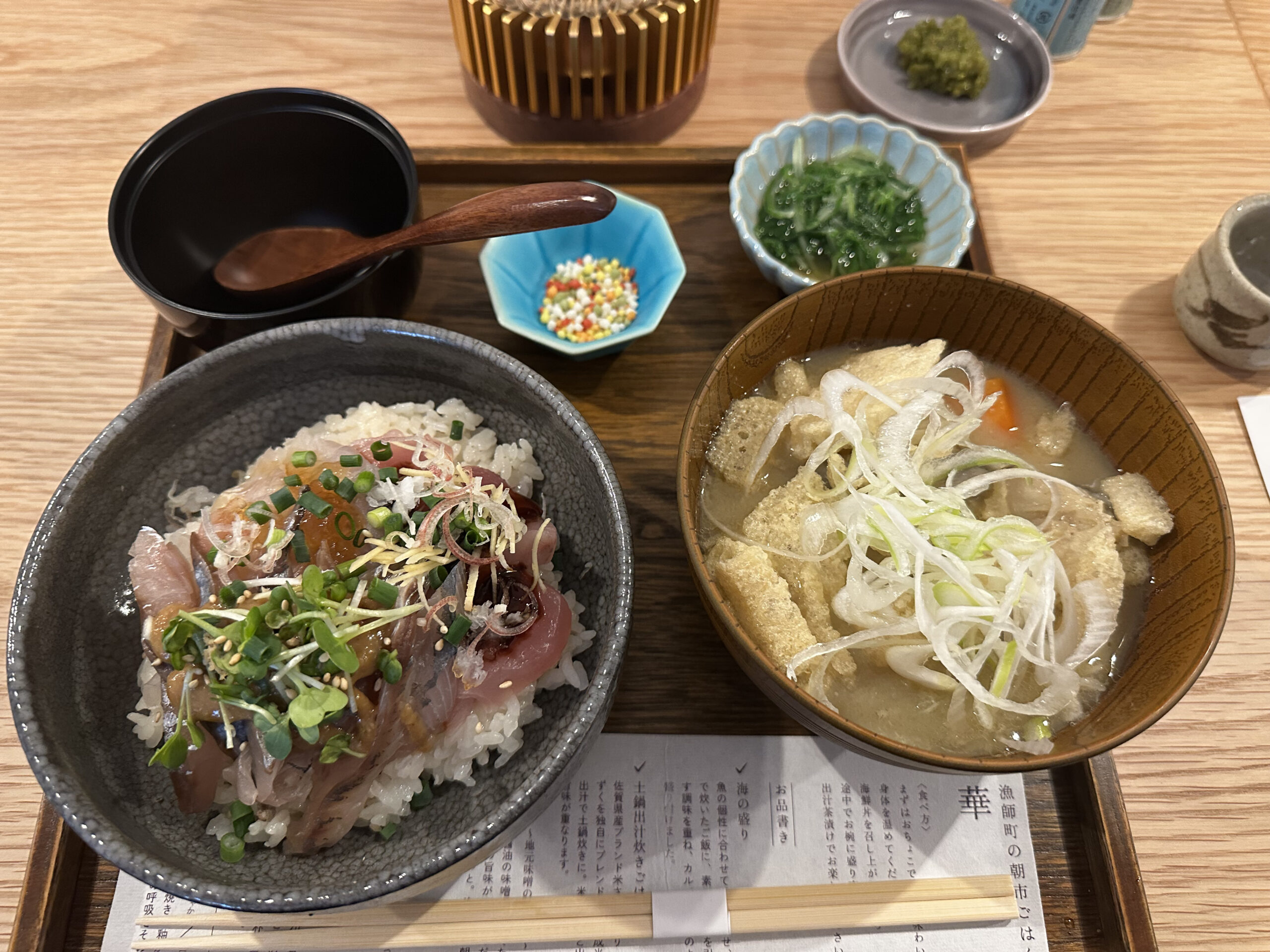 朝食：提携食堂で海鮮丼