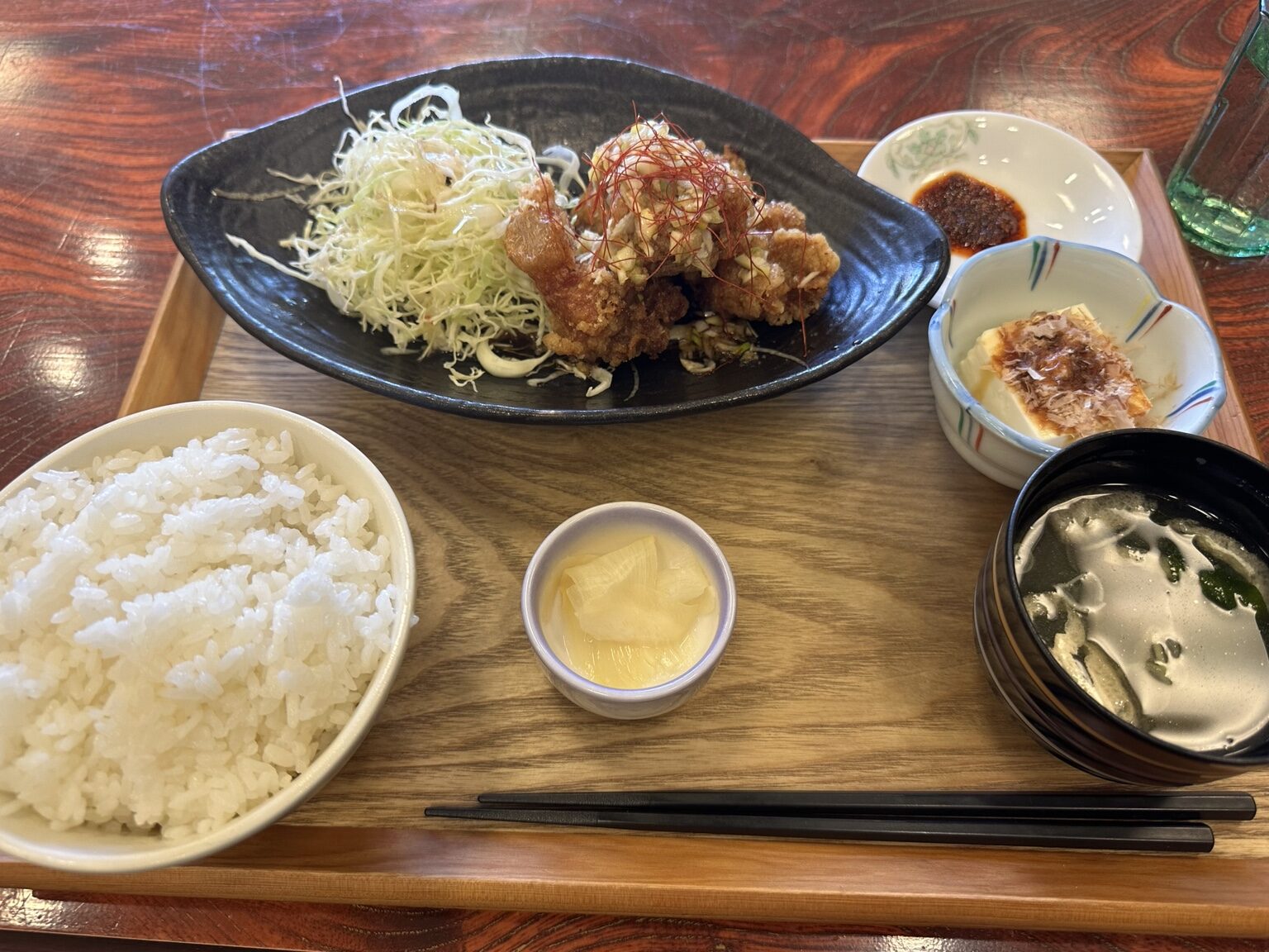 食事・館内｜油淋鶏定食もコスパも大満足