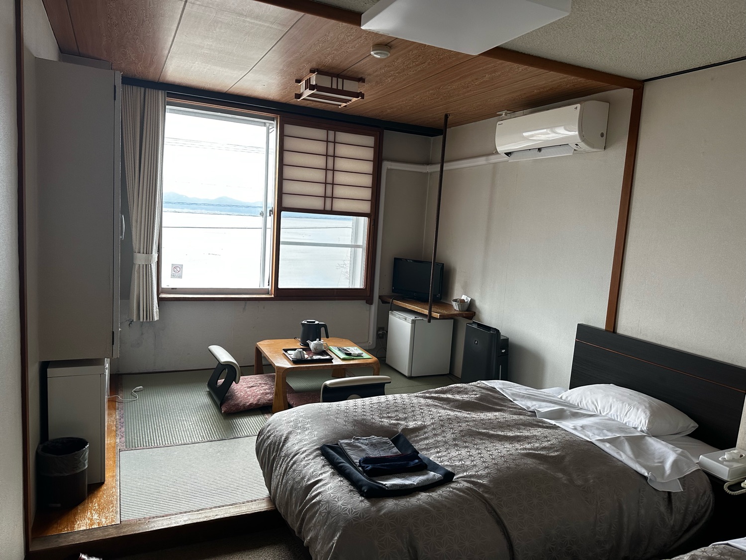 宿泊・客室｜湖を望む和洋室