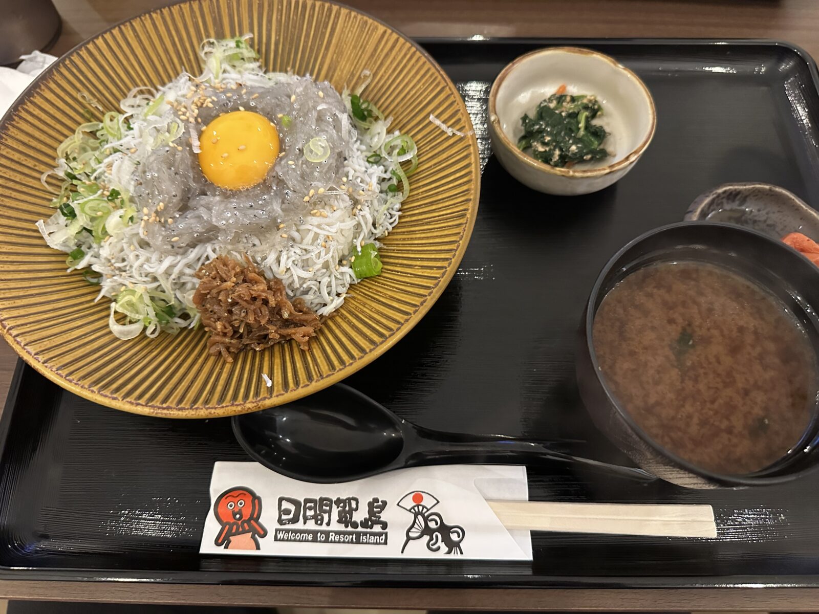 サ飯｜「しらす屋」の生しらす丼