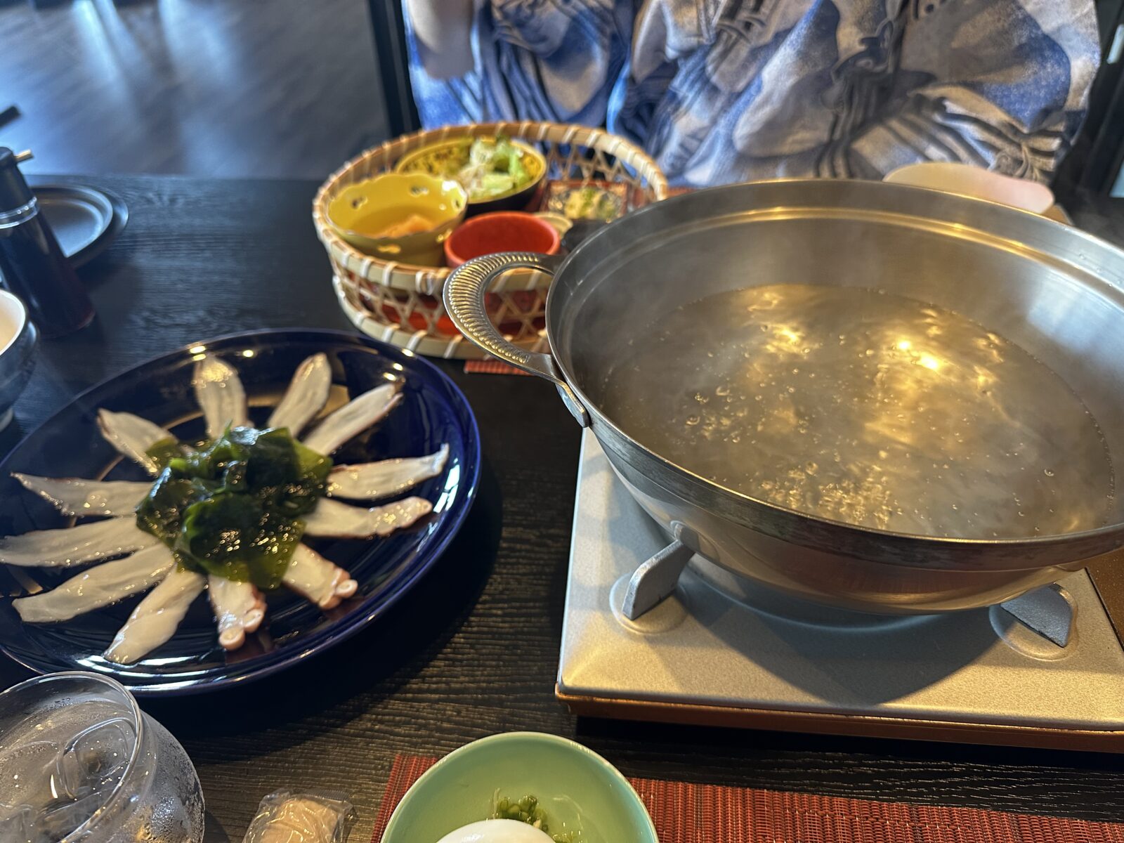 宿の朝食｜たこしゃぶと、おひつごはん食べ放題の島味覚