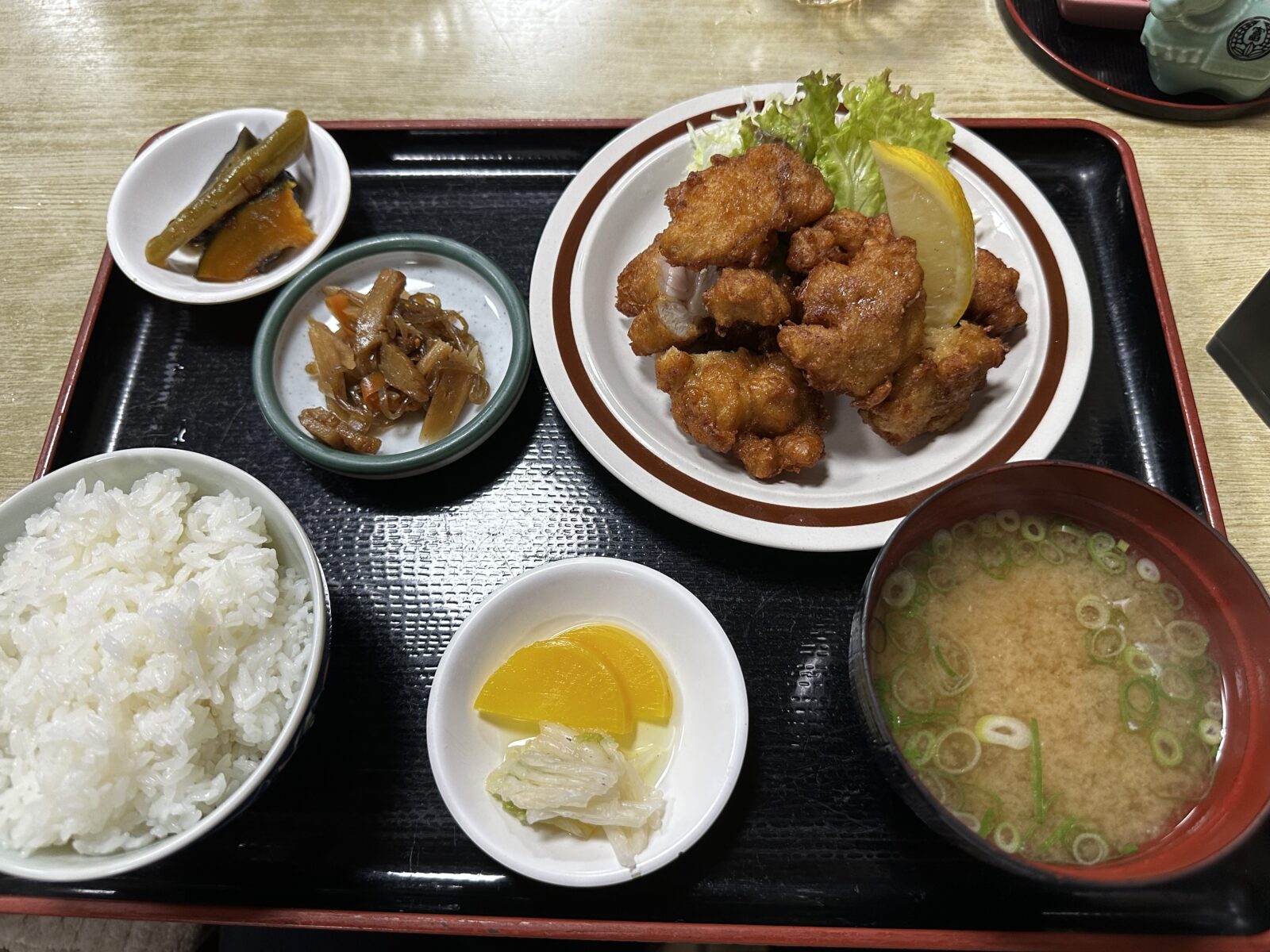 サ飯｜徒歩10分「勢河」の唐揚げ定食