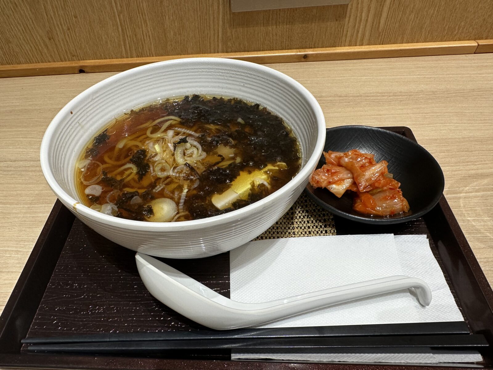 夜鳴きそばにキムチが付いてきた。これがソウル店の答え