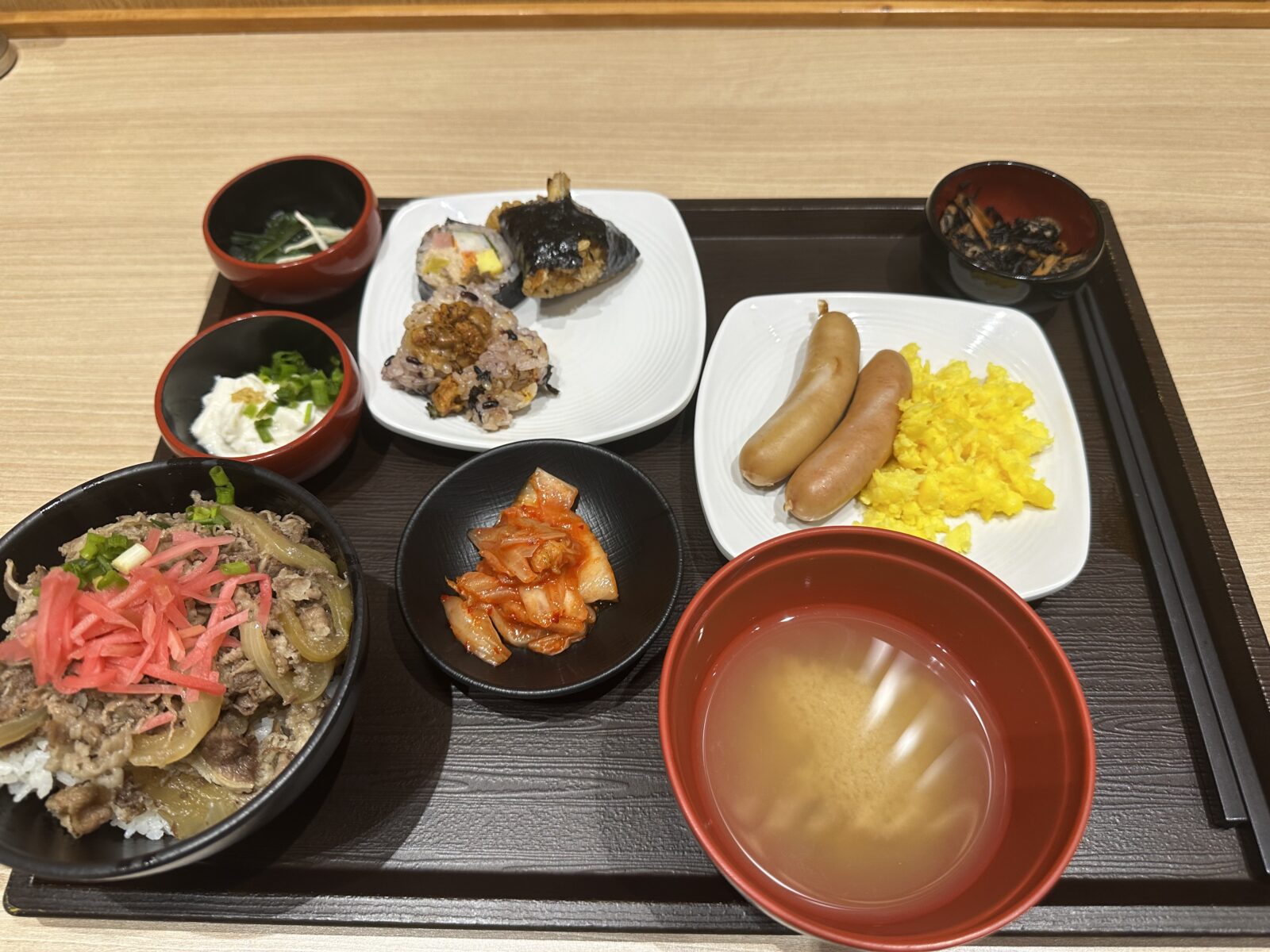 朝食｜韓国料理と日本の朝ごはんが、同じトレーに乗る