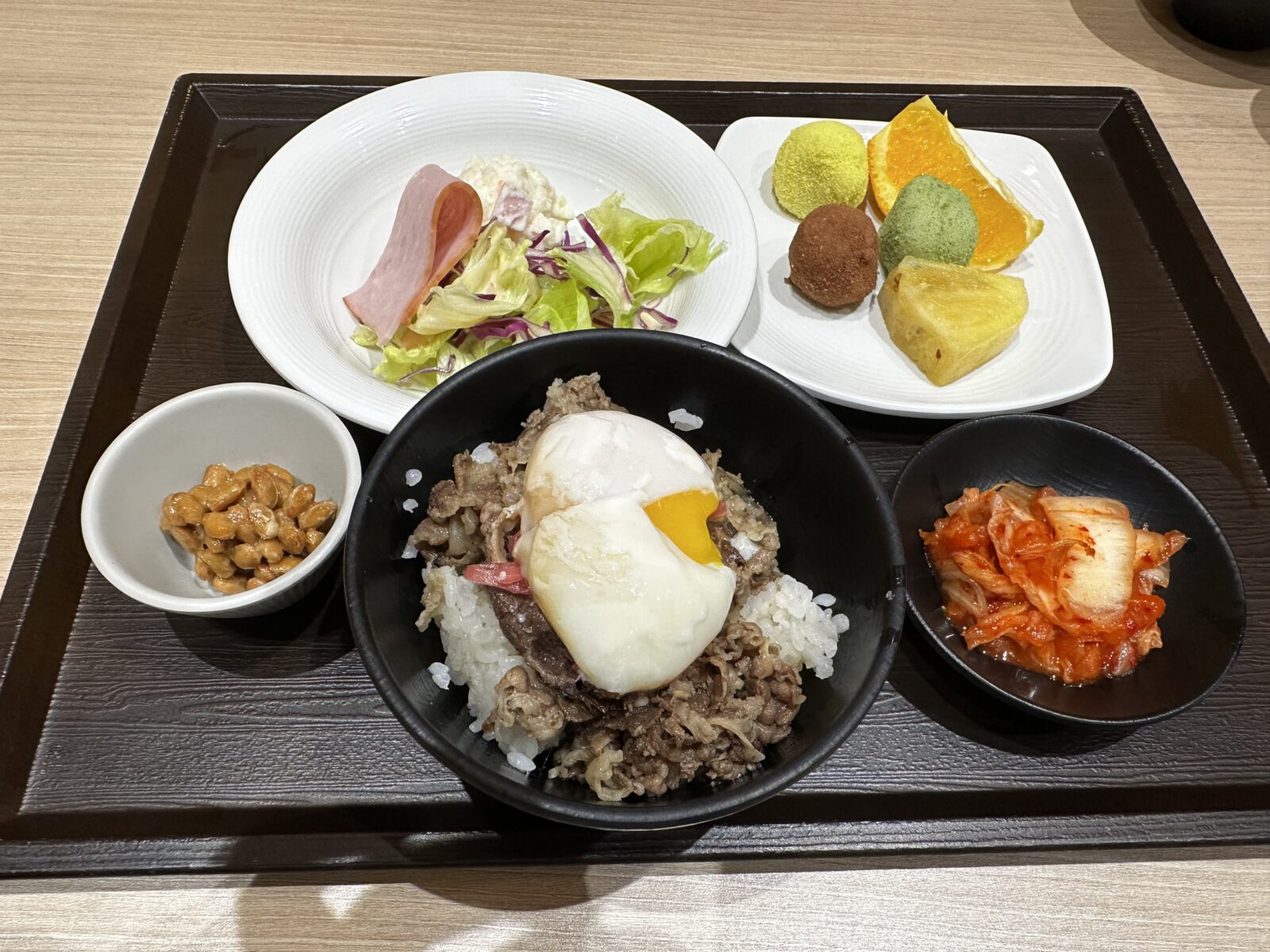 朝食｜韓国料理と日本の朝ごはんが、同じトレーに乗る